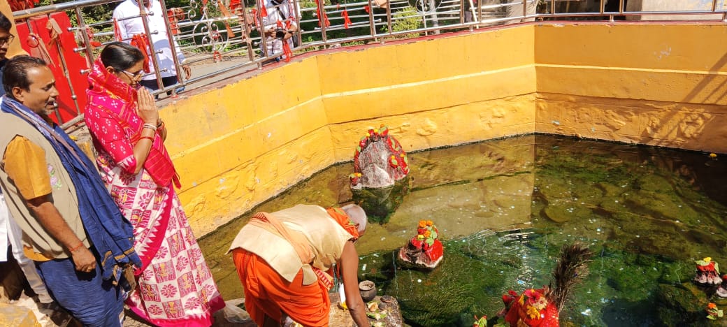 Ganjam_Admin's tweet image. ଆଜି ମାନ୍ୟବର ଉପ-ମୁଖ୍ୟମନ୍ତ୍ରୀଙ୍କ ଦ୍ୱାରା ତପ୍ତପାଣି ଉଷ୍ମ ସ୍ମସ୍ରବଣ ଓ ମନ୍ଦିରର ପାରିପାର୍ଶ୍ୱିକ ଉନ୍ନତିକରଣ କାର୍ଯ୍ୟର ଶୁଭ ଭିତ୍ତିପ୍ରସ୍ତର ସ୍ଥାପନ କରାଯାଇଛି। ଏହି ପ୍ରକଳ୍ପ ଫଳରେ ଗଞ୍ଜାମ ପର୍ଯ୍ୟଟନ କ୍ଷେତ୍ରରେ ଏକ ନୂତନ ଅଧ୍ୟାୟର ସୃଷ୍ଟି ହେବ ଏବଂ ସ୍ଥାନୀୟ ଜନଜାତିଙ୍କ ସାମାଜିକ-ଆର୍ଥିକ ଉନ୍ନୟନରେ ଗୁରୁତ୍ୱପୂର୍ଣ୍ଣ ଭୂମିକା…