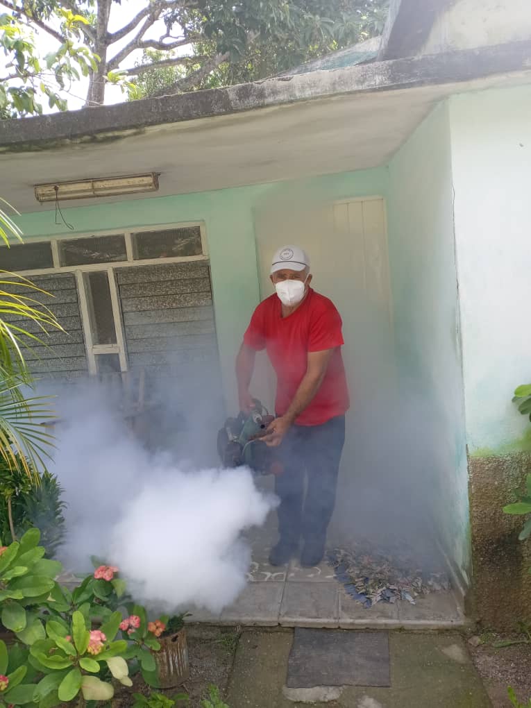 En #LasTunas, a partir de la situación higiénico-epidemiológica, se trabaja en la fumigación de las zonas más complicadas y luego seguir avanzando hacia otros lugares.
#CubaEsSalud