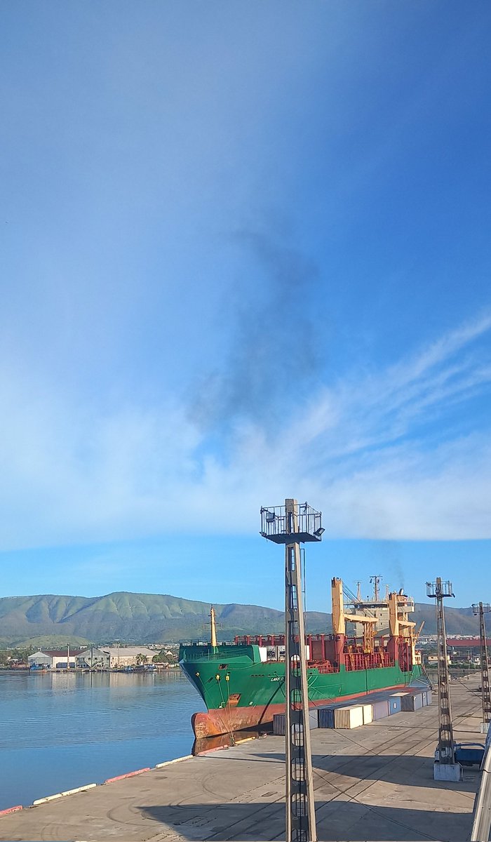 Serpo1406's tweet image. En el puerto Guillermón Moncada, la actividad no se detiene. Se encuentran atracados diferentes buques, realizando sus operaciones de forma simultánea.
#gemar 
#MITRANS