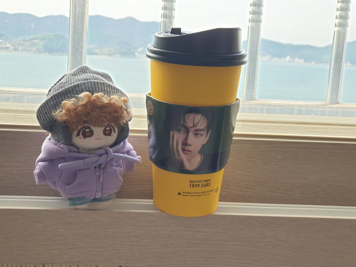 THV1230_BORAHAE's tweet photo. 컴포즈커피 새 컵홀더를 여행가서 만났다 우리동넨 아직이었는데
태형이는 우리나라 어딜가도 있다
넘 반가웠어
COMPOSE COFFEE MODEL V
#TaehyungxComposeCoffee
#VxCOMPOSE https://t.co/vEhB1BEeAa
