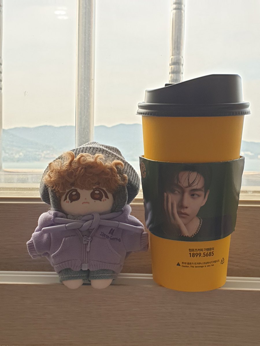 THV1230_BORAHAE's tweet photo. 컴포즈커피 새 컵홀더를 여행가서 만났다 우리동넨 아직이었는데
태형이는 우리나라 어딜가도 있다
넘 반가웠어
COMPOSE COFFEE MODEL V
#TaehyungxComposeCoffee
#VxCOMPOSE https://t.co/vEhB1BEeAa