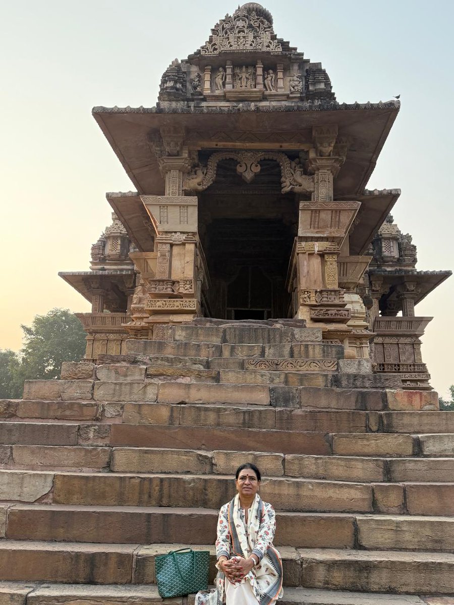 కుటుంబ సభ్యులతో కలిసి ఖజురాహోను సందర్శించాను. ప్రతి శిల్పం, ప్రతి నిర్మాణం భారతదేశపు శిల్పకళా ప్రతిభను మరియు సంస్కృతిని  ప్రతిబింబించే మహత్తర సాక్ష్యాలుగా నిలుస్తున్నాయి.
..
..
Visited Khajuraho with my family, where every sculpture and structure stands as a testament to India’s