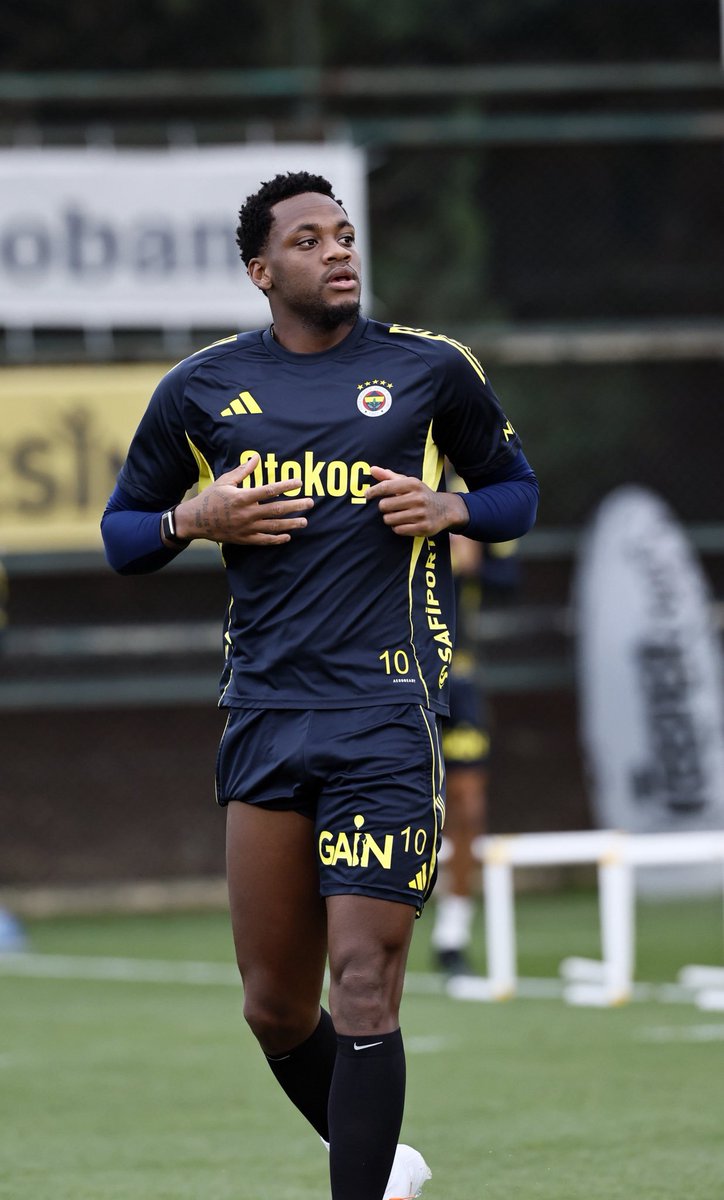 İdeal forvet fiziği budur kardeşim ya