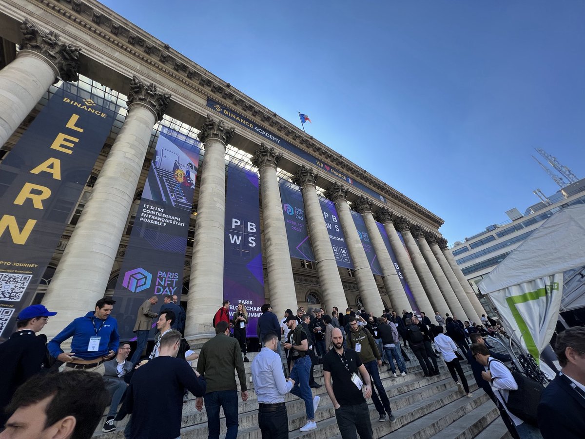 Hier je vous racontais comment je suis passé pour un con sur scène.
Aujourd’hui, c’est comment j’en ai quasi pleuré.
(Bon… j’ai peut-être chialé, j’avoue.) 👇 

En 2022, je me rends à mon premier événement : la <a href="/ParisBlockWeek/">Paris Blockchain Week</a> 

C’est la première fois que je découvre vraiment le