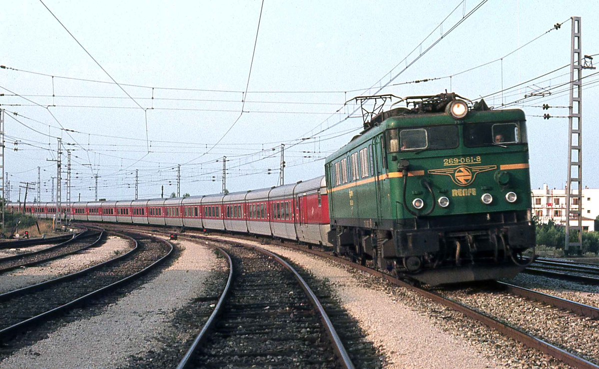 Un  verano de los 80... 269-061 con el Catalán Talgo procedente de Ginebra y destino Barcelona Tno. a su paso por Llançà foto Richard Ricard #renfe #talgo #llançà #ferrocarril #tren #train #trenni