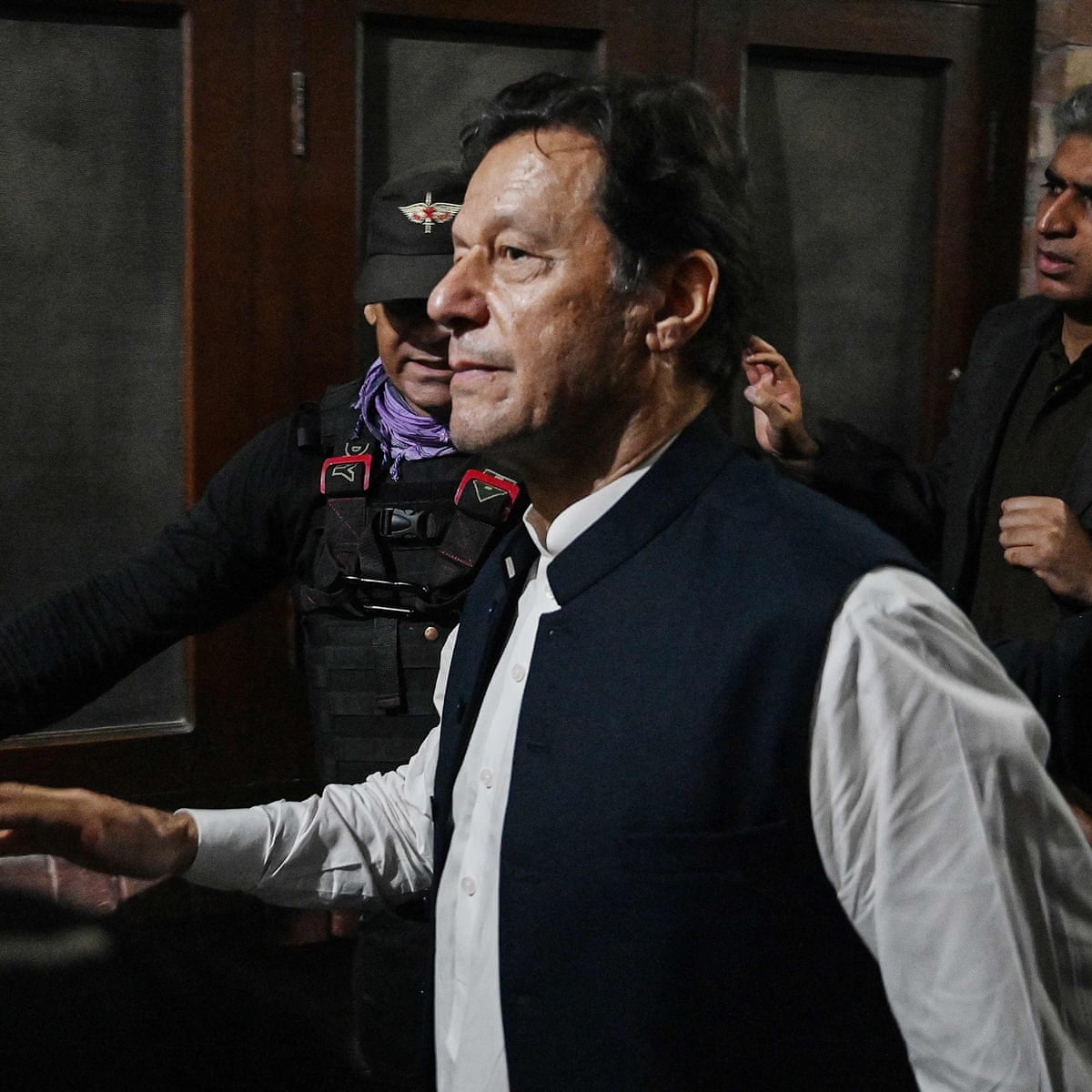 iPiansRTs's tweet photo. جواب دو بزدلوں عمران خان کے ساتھ بہنوں کی ملاقات سے کیوں ڈرتے ہو ؟
@TeamiPians
#ملاقات_سے_کیوں_ڈرتے_ہو https://t.co/DdpW5txoCv