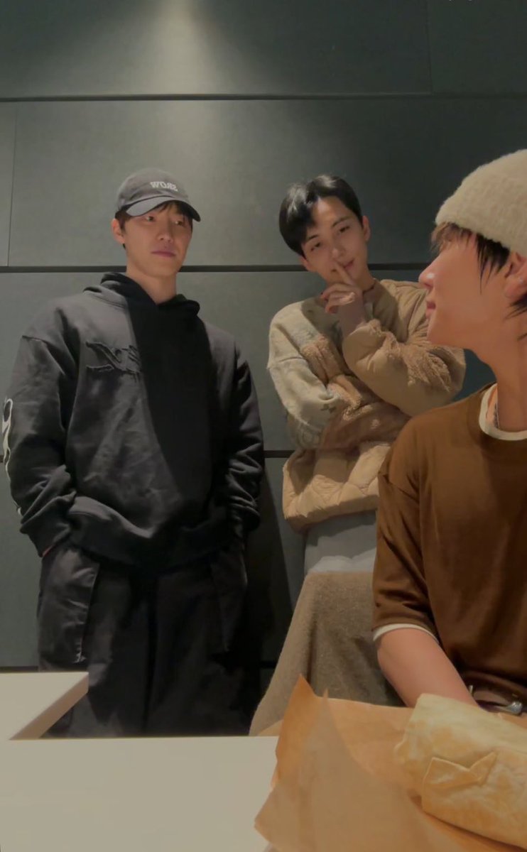 jihanthings's tweet photo. they want to devour him so bad https://t.co/y75UOXW8Fs