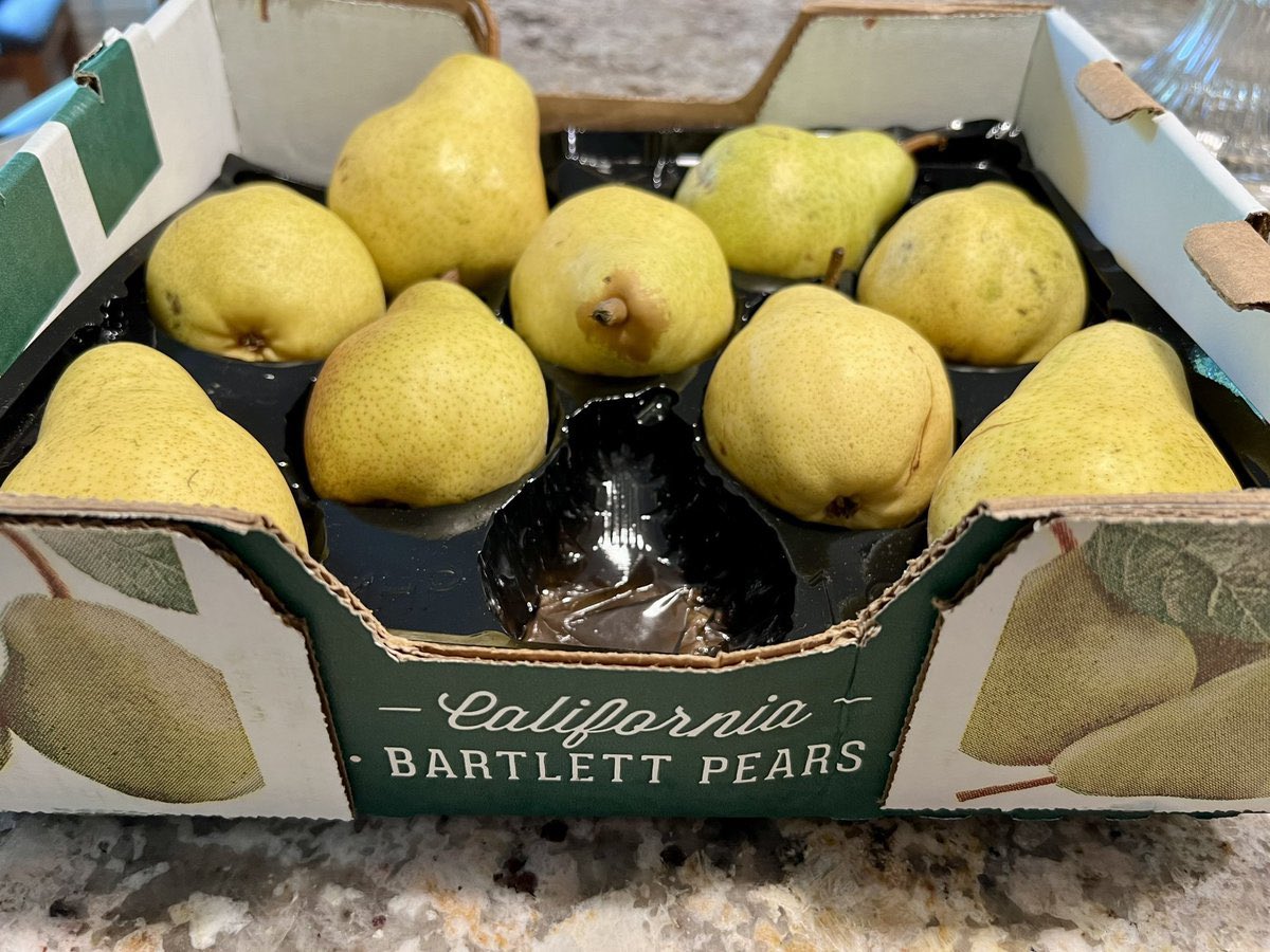 MoonAtCloud's tweet image. 我一生的吃梨经验，在Costco的Bartlett梨面前一文不值

在中国吃梨几十年的“梨界老司机”，在Costco买Bartlett梨，如果用中国的经验对待这些梨，有很大机会翻车，最后全烂在你手里。

不是你不懂梨，是你压根没见过另一个大陆的“梨脾气”。…