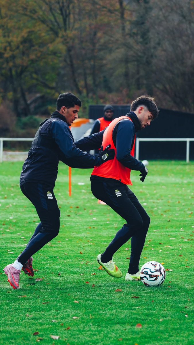 SportCharleroi's tweet image. Nouvelle semaine de travail pour nos Zèbres.🏁

#RCSC #NapoleonScore ⚫️⚪️