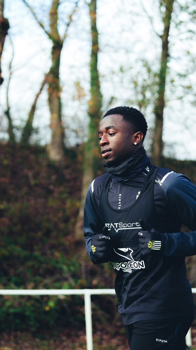 SportCharleroi's tweet image. Nouvelle semaine de travail pour nos Zèbres.🏁

#RCSC #NapoleonScore ⚫️⚪️