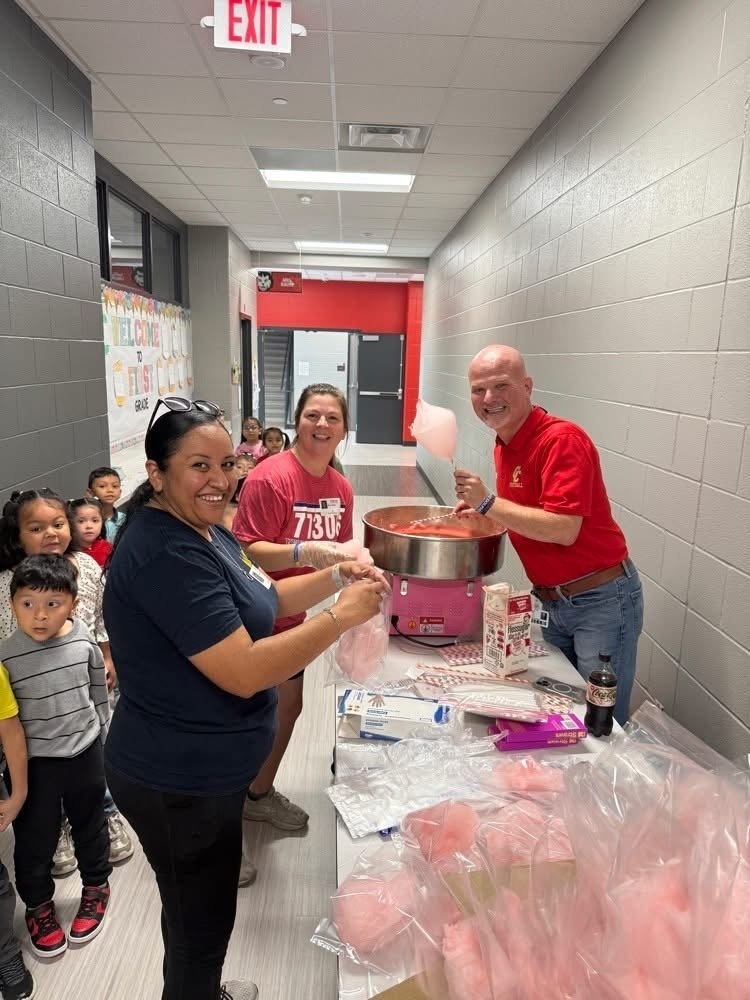 ConroeISD's tweet image. Friday was extra special at Hope Elementary, with over 750 bags of cotton candy and a visit from Dr. Vinson, our superintendent! 🎉