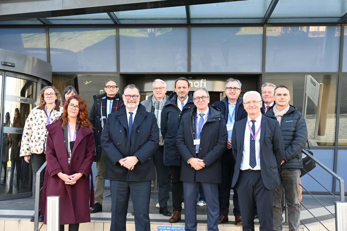 Prefet37's tweet photo. #Inauguration I Un nouveau bâtiment de production pour le Sanofi tourangeau 🥼

📅 Ce mardi 18 novembre, Thomas Campeaux, préfet d'Indre-et-Loire, s’est rendu à l’inauguration du nouveau bâtiment de production du site Sanofi, aux côtés de Philippe Charreau, directeur des affaires industrielles de @SanofiFR. Les collaborateurs et acteurs locaux, notamment le maire de la @villedetours   et le vice-président de la @RCValdeLoire, étaient également présents pour saluer cette avancée majeure pour le territoire.

➡️ Ce projet représente un investissement de plus de 15 millions d’euros, destiné à permettre la production en France d’un traitement contre le cholestérol, auparavant fabriqué en Turquie. La nouvelle unité modernise les capacités industrielles du site grâce à des équipements digitaux innovants et renforce son engagement environnemental, avec notamment l’inauguration d’un parc d’ombrières photovoltaïques. Cet événement s’inscrit dans la dynamique nationale de la Semaine de l’Industrie à laquelle Sanofi contribue.

👏 Un grand merci à Dominique Deltombe, directeur du site tourangeau de Sanofi, ainsi qu’à l’ensemble de son équipe, pour cette inauguration.

#Pref37 #Industrie #IndreetLoire #Sanofi #ChooseFrance