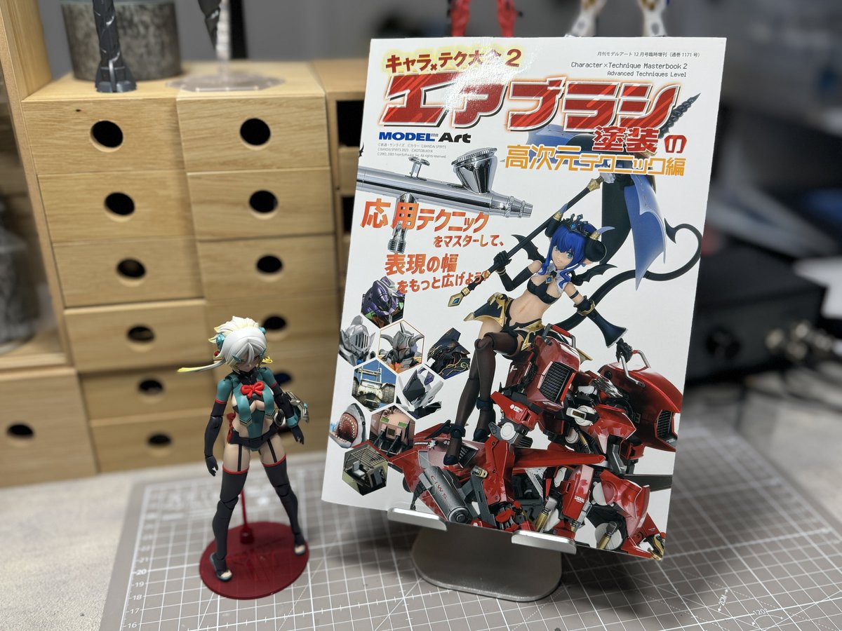 fulupurakouba's tweet image. この本おもしれぇえ！！
改めて塗装の勉強になる。
作業内容以外にも溶剤の種類とかも程よくまとめられてる。