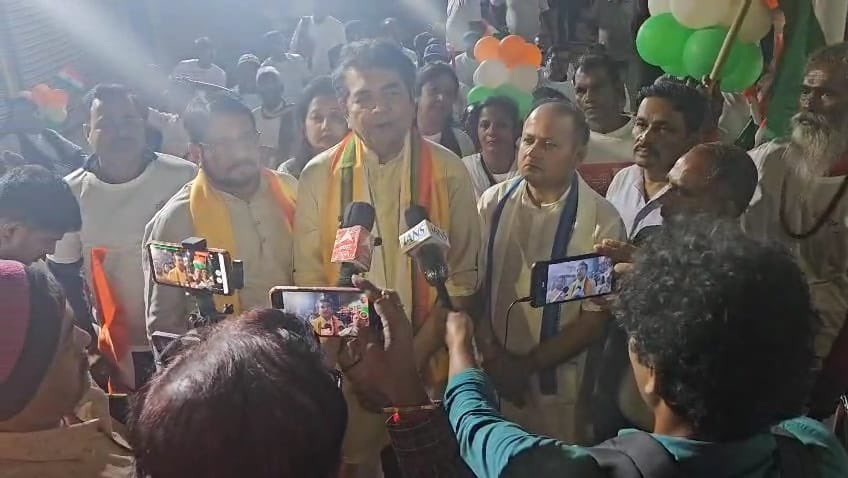 SinghRPN's tweet image. पश्चिम बंगाल प्रवास के दूसरे दिन आज सेरामपुर विधानसभा क्षेत्र में आयोजित &apos;एकता यात्रा&apos; में सहभागिता की।

लौह पुरुष भारत रत्न सरदार वल्लभभाई पटेल जी की 150वीं जयंती के उपलक्ष्य में आयोजित यह यात्रा &apos;एक भारत-श्रेष्ठ भारत&apos; के संकल्प का उद्घोष है।

बंगाल की पुण्य धरा पर दिखा उत्साह…