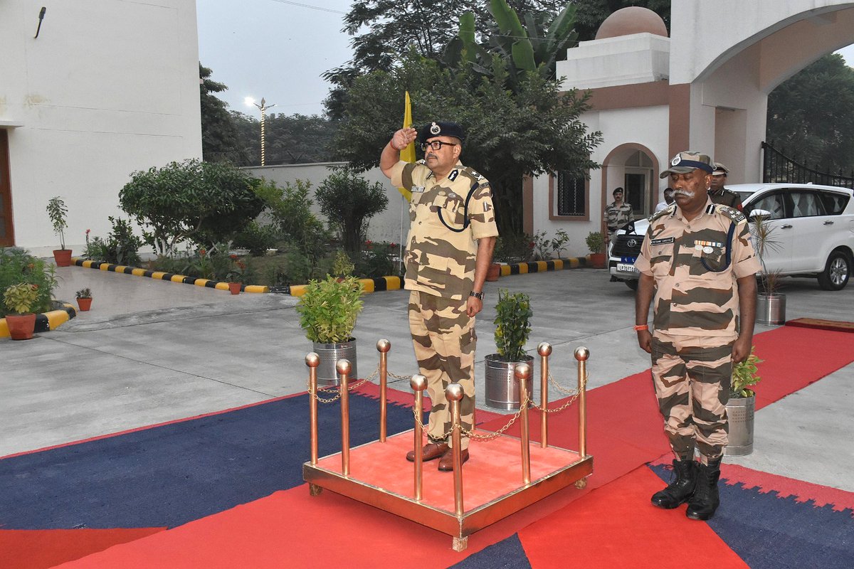 CISFEast's tweet image. Shri Deepak Verma, IG CISF Eastern Sector, visited CISF EZ-2 Prayagraj to review operational preparedness, security arrangements, and welfare measures. His visit reinforced the commitment to excellence, discipline, and readiness across the formation.
#CISF @CISFHQrs