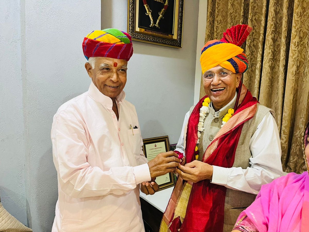 laxminarayanbjp's tweet image. पाली के लोकप्रिय सांसद श्रीमान पी.पी. चौधरी जी का सोजत स्थित निज आवास पर आत्मीय स्वागत एवं अभिनंदन करने का सौभाग्य प्राप्त हुआ।
इस दौरान सोजत की सम्मानित विधायिका शोभा जी चौहान भी उपस्थित रहीं।

@ppchaudharybjp 

#PPChoudhary #Sojat #Pali #जनसेवा #BJP