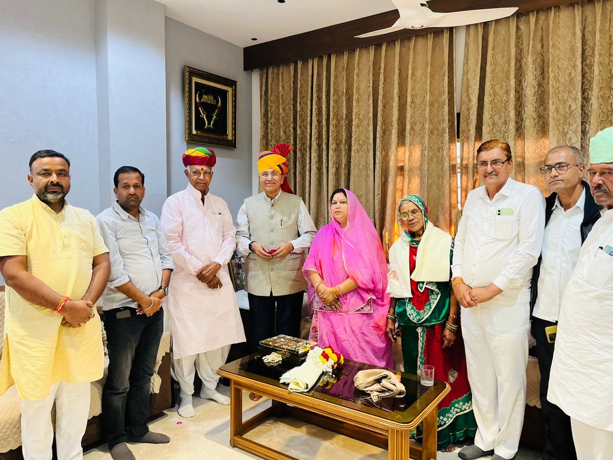 laxminarayanbjp's tweet image. पाली के लोकप्रिय सांसद श्रीमान पी.पी. चौधरी जी का सोजत स्थित निज आवास पर आत्मीय स्वागत एवं अभिनंदन करने का सौभाग्य प्राप्त हुआ।
इस दौरान सोजत की सम्मानित विधायिका शोभा जी चौहान भी उपस्थित रहीं।

@ppchaudharybjp 

#PPChoudhary #Sojat #Pali #जनसेवा #BJP