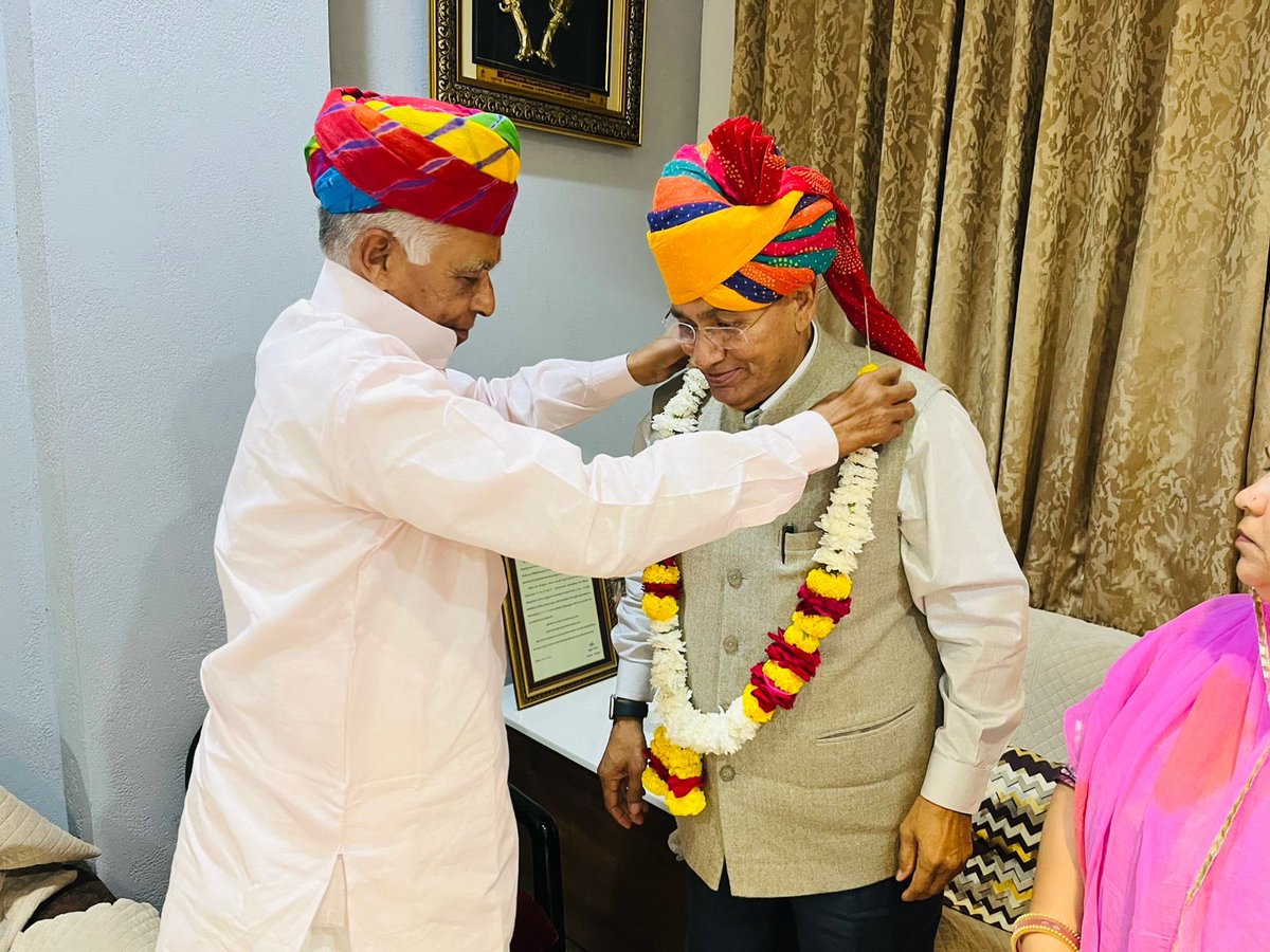 laxminarayanbjp's tweet image. पाली के लोकप्रिय सांसद श्रीमान पी.पी. चौधरी जी का सोजत स्थित निज आवास पर आत्मीय स्वागत एवं अभिनंदन करने का सौभाग्य प्राप्त हुआ।
इस दौरान सोजत की सम्मानित विधायिका शोभा जी चौहान भी उपस्थित रहीं।

@ppchaudharybjp 

#PPChoudhary #Sojat #Pali #जनसेवा #BJP