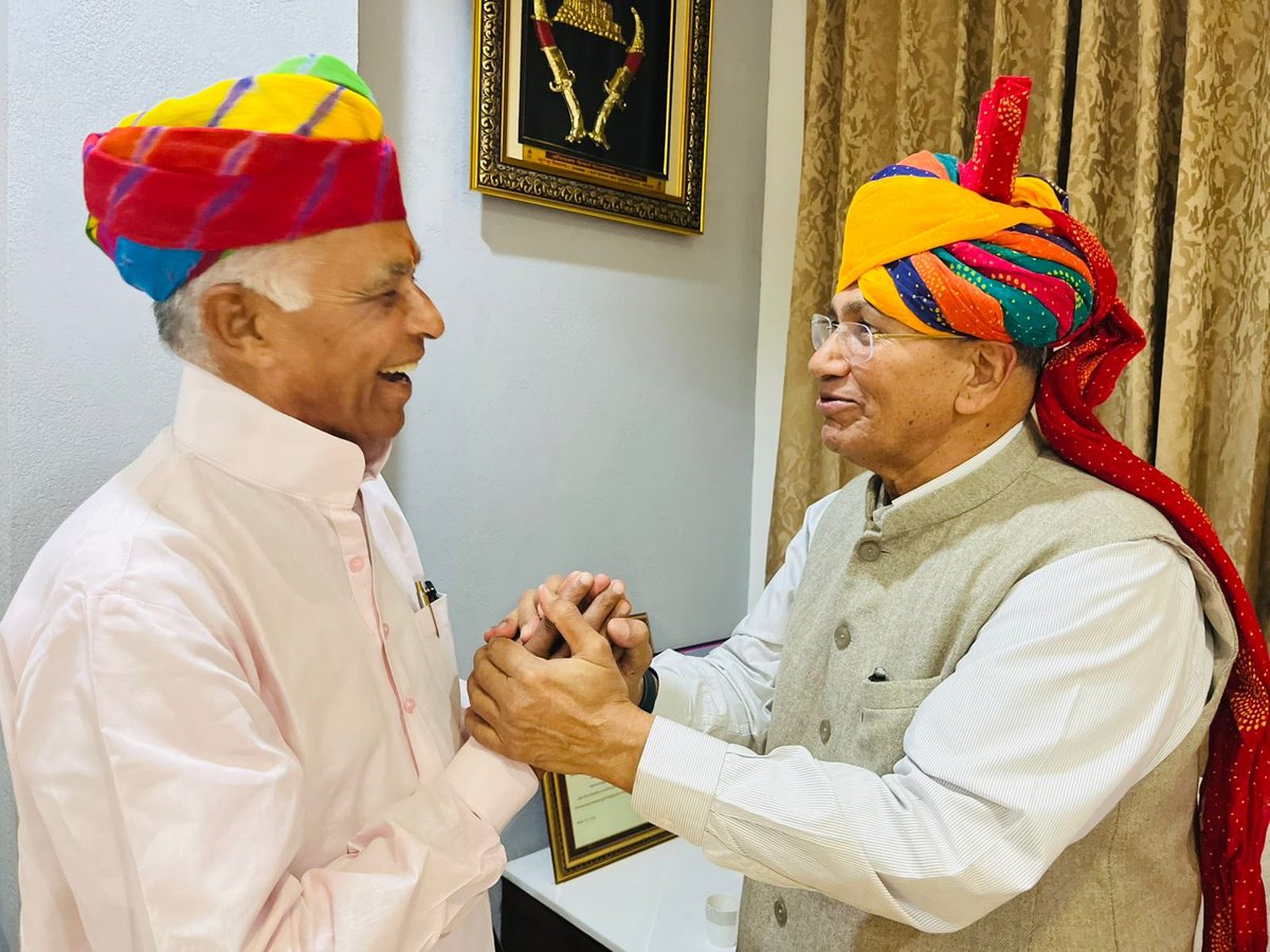 laxminarayanbjp's tweet image. पाली के लोकप्रिय सांसद श्रीमान पी.पी. चौधरी जी का सोजत स्थित निज आवास पर आत्मीय स्वागत एवं अभिनंदन करने का सौभाग्य प्राप्त हुआ।
इस दौरान सोजत की सम्मानित विधायिका शोभा जी चौहान भी उपस्थित रहीं।

@ppchaudharybjp 

#PPChoudhary #Sojat #Pali #जनसेवा #BJP