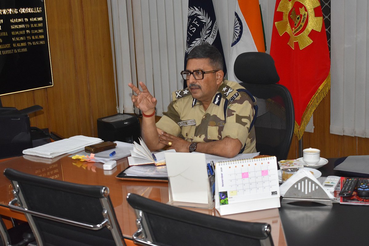 CISFEast's tweet image. Shri Deepak Verma, IG CISF Eastern Sector, visited CISF EZ-2 Prayagraj to review operational preparedness, security arrangements, and welfare measures. His visit reinforced the commitment to excellence, discipline, and readiness across the formation.
#CISF @CISFHQrs