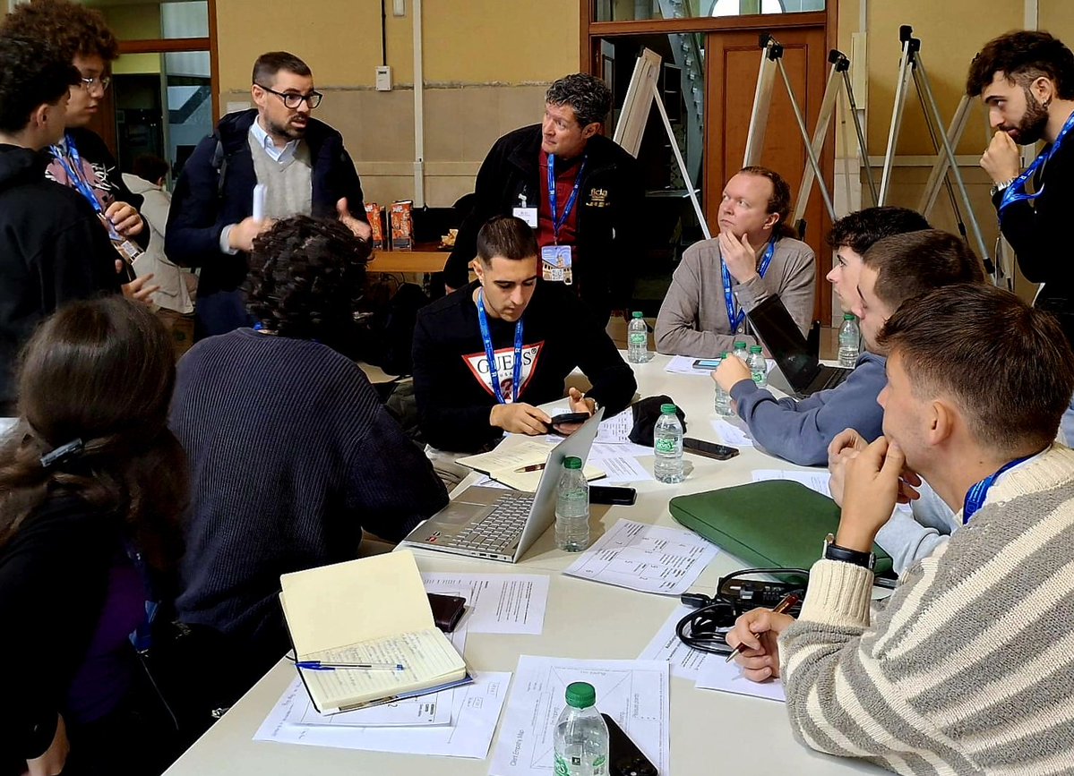 kriesgo's tweet image. Facilitando la co-creación de soluciones innovadoras a los retos de empresas del @ClusterTICAstur propuestos a los equipos de estudiantes universitarios en el HACKATON CIBERSEGURIDAD @uniovi_info que compartimos estas intensas y creativas mañanas @INCIBE enhorabuena #innovación