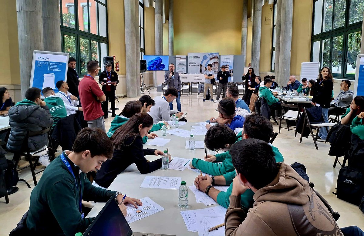 kriesgo's tweet image. Facilitando la co-creación de soluciones innovadoras a los retos de empresas del @ClusterTICAstur propuestos a los equipos de estudiantes universitarios en el HACKATON CIBERSEGURIDAD @uniovi_info que compartimos estas intensas y creativas mañanas @INCIBE enhorabuena #innovación