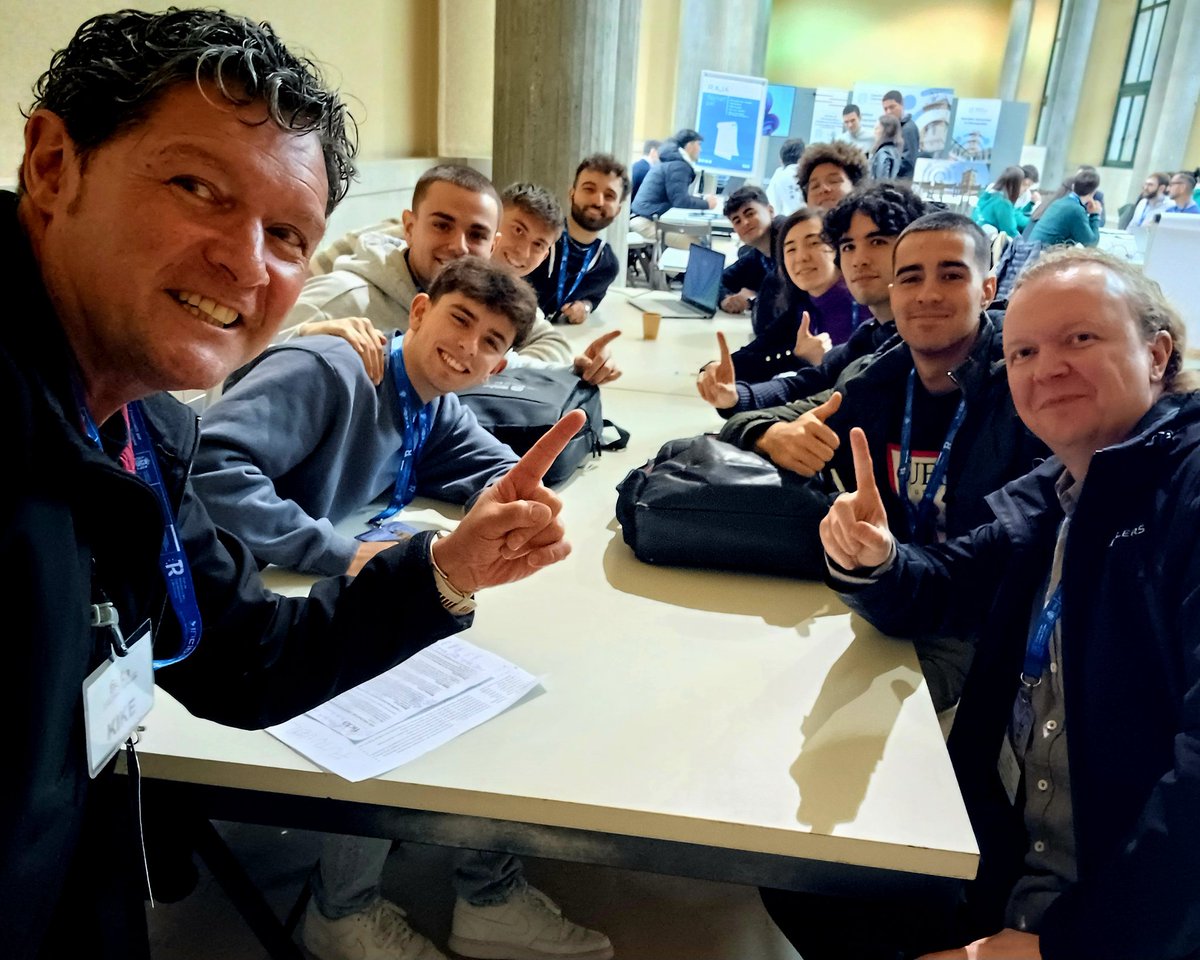 kriesgo's tweet image. Facilitando la co-creación de soluciones innovadoras a los retos de empresas del @ClusterTICAstur propuestos a los equipos de estudiantes universitarios en el HACKATON CIBERSEGURIDAD @uniovi_info que compartimos estas intensas y creativas mañanas @INCIBE enhorabuena #innovación