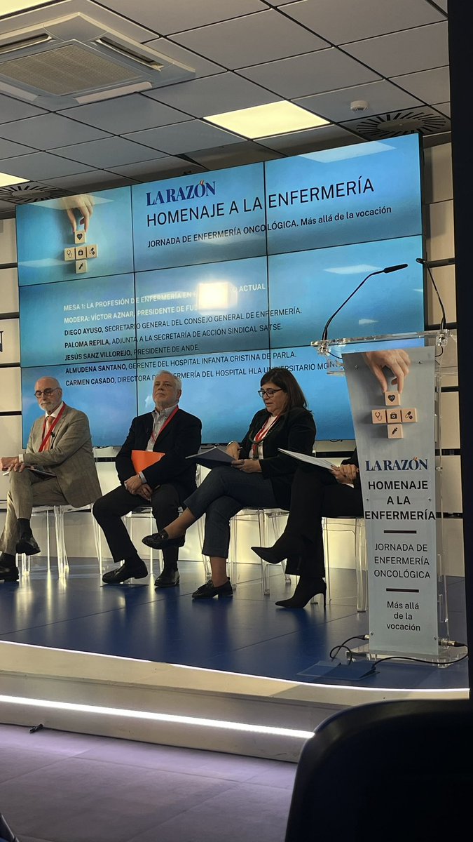 larazon_es's tweet photo. #JornadaOncológicaLR | Interviene Almudena Santano, gerente del Hospital Infanta Cristina de Parla.

💬 “Nos toca hablar de entornos flexibles para adaptarnos”

🗣️ “No tenemos que poner en riesgo a las generaciones más veteranas que tienen un gran conocimiento”

🤔 “La variable crítica en la enfermería es la incertidumbre”