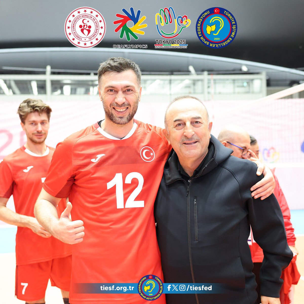 Tokyo’da düzenlenen 25. İşitme Engelliler Yaz Olimpiyatları’nda millilerimizle bir araya gelmek benim için büyük bir onur ve tarifsiz bir mutluluk oldu.
Takımlarımızın ve oyuncularımızın sahadaki inancı, mücadelesi ve birbirlerine sarıldıkları o coşku dolu anlar; tribünlerden