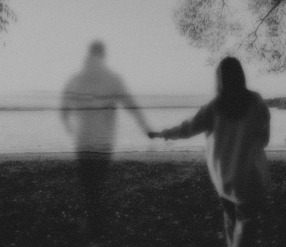 تراخت من يديك حبال وصلك و الهجر مشدود
اجي لك ضامي يسحب خطاه و قلبه يجرّه

ماعاد أعرف وين القى هواي و يومي الموعود
وصلت لمرحله ما عاد اشوف لـ ناظري قرّه

فقدتك ما دريت إني بصير الفاقد المفقود
اشوف اشباهك توّزع فـ وجهي ، وين ما افـرّه