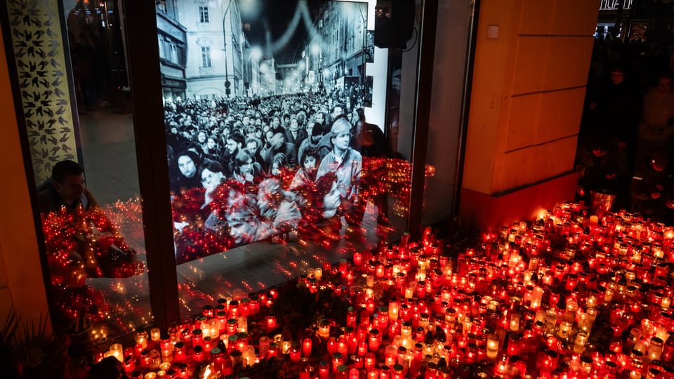 Gestern wurde in vielen Städten Tschechiens an die Samtene Revolution von 1989 erinnert. Aber feiern die Leute hierzulande alle die gleichen Werte von Freiheit und Demokratie? ➡ rozhl.as/hfH

📸: Zuzana Jarolímková, iRozhlas.cz