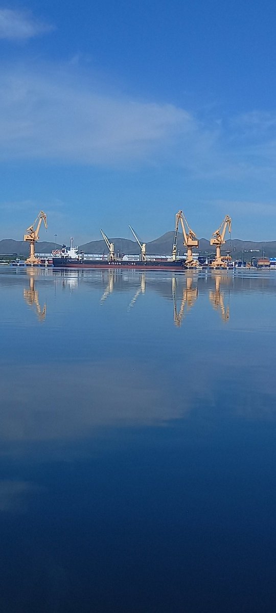 Serpo1406's tweet image. En el puerto Guillermón Moncada, la actividad no se detiene. Se encuentran atracados diferentes buques, realizando sus operaciones de forma simultánea.
#gemar 
#MITRANS