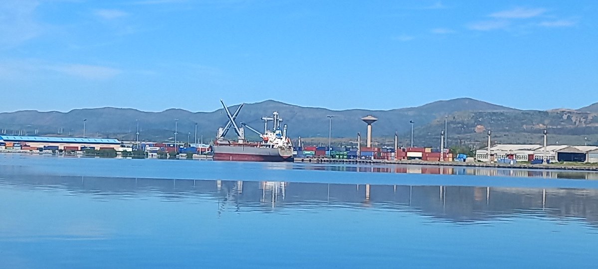 Serpo1406's tweet image. En el puerto Guillermón Moncada, la actividad no se detiene. Se encuentran atracados diferentes buques, realizando sus operaciones de forma simultánea.
#gemar 
#MITRANS