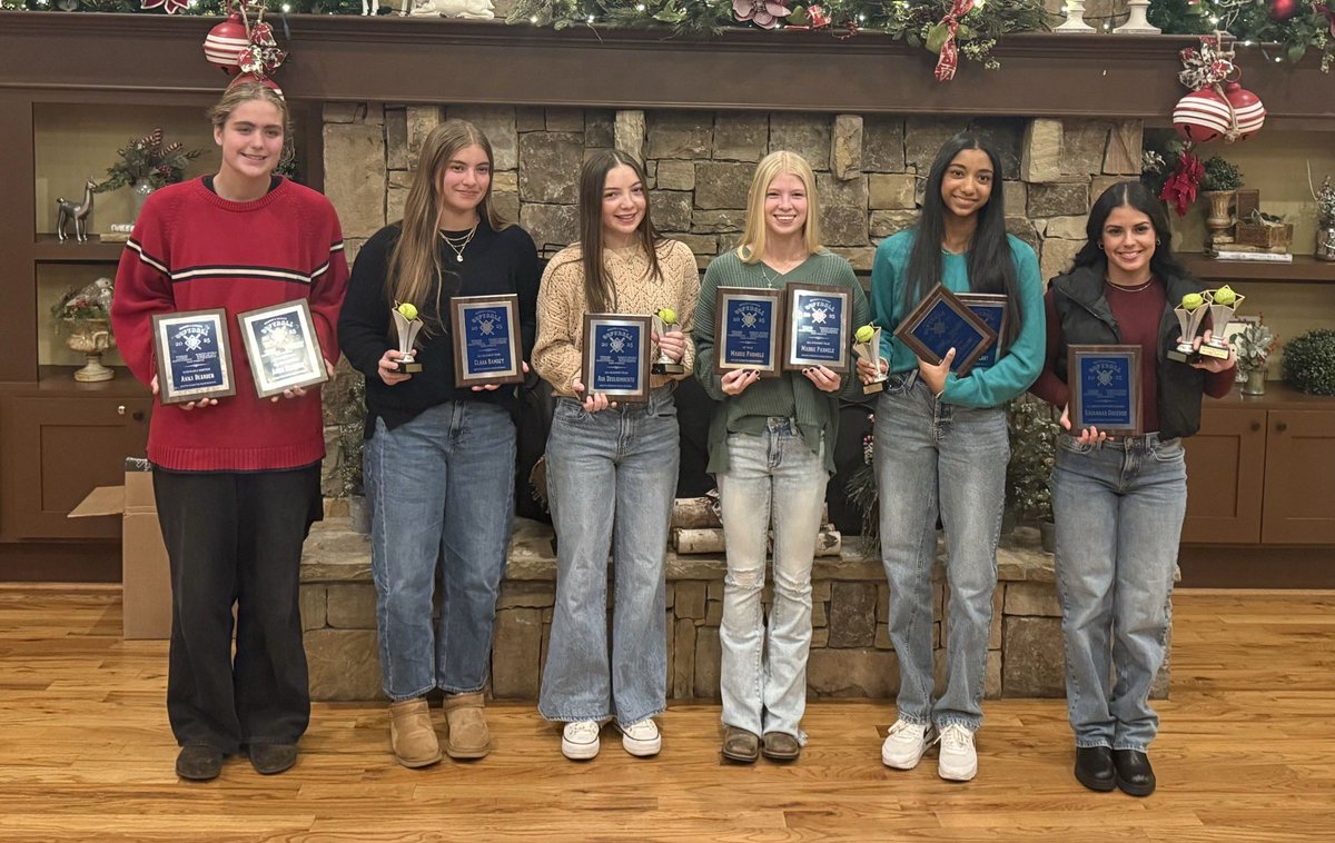 ClaraRamsey2028's tweet photo. 🥎 school season > All Region Academic + my awesome teammates voted me Defensive Player of Year #GoSouth #Clara2028 https://t.co/0Zsw0BUiBk