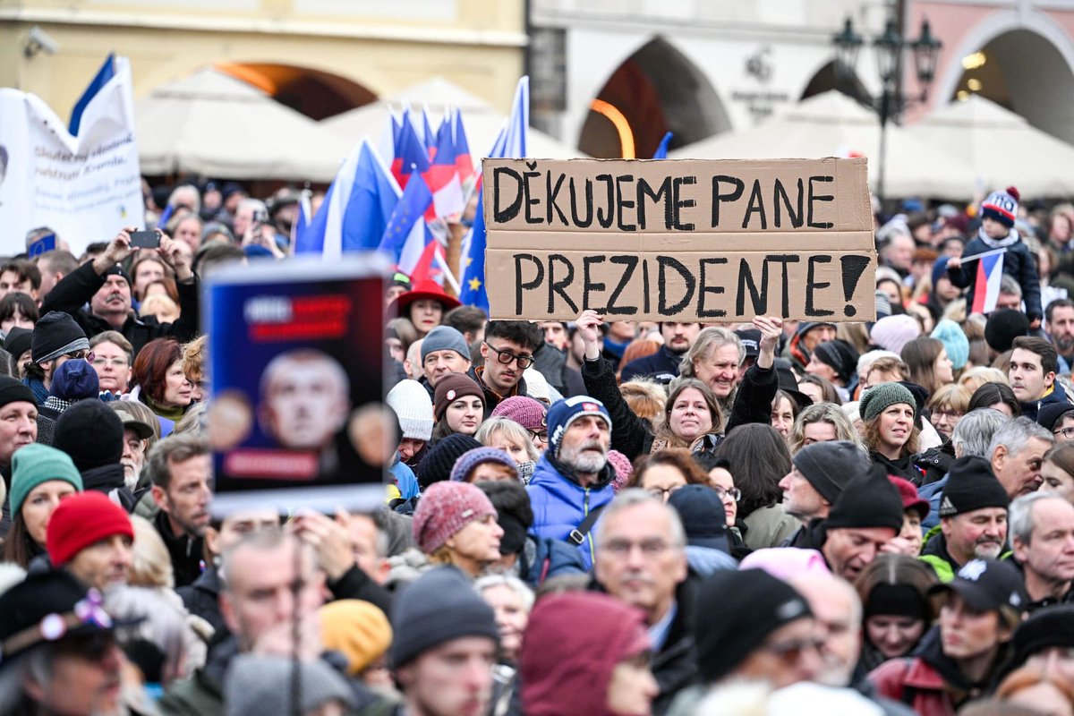 In Prag wurde gestern gegen die künftige tschechische Regierung demonstriert. ➡ rozhl.as/hfI

📸: Zuzana Jarolímková, iRozhlas.cz