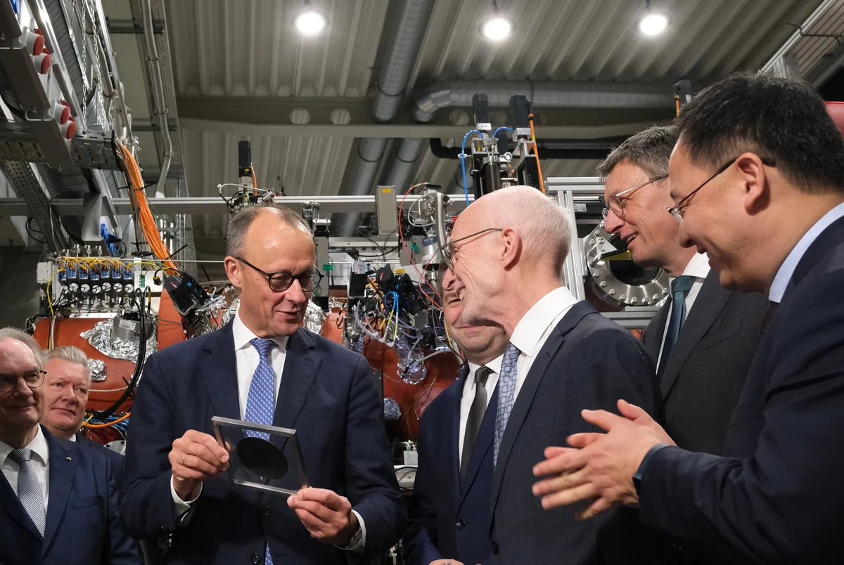 Bundeskanzler Friedrich Merz besuchte das Max-Planck-Institut für Mikrostrukturphysik in Halle im Rahmen seines Antrittsbesuchs bei Ministerpräsident Reiner Haseloff.
