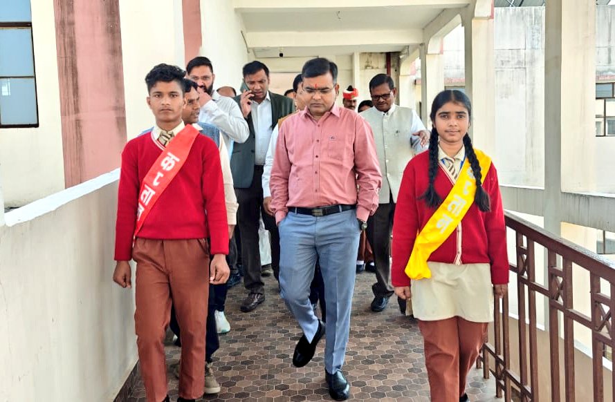 deo_lalitpur's tweet photo. अटल आवासीय विद्यालय की मण्डलीय अनुश्रवण समिति की बैठक में @CommissionerJha श्री बिमल कुमार दुबे ने वर्चुअल जुड़कर ने विद्यालय की व्यवस्थाओं की समीक्षा की और @DMLalitpur श्री सत्य प्रकाश ने विद्यालय का निरीक्षण कर पठन-पाठन सहित अन्य व्यवस्थाओं का जायजा लिया https://t.co/H4rMo3A310