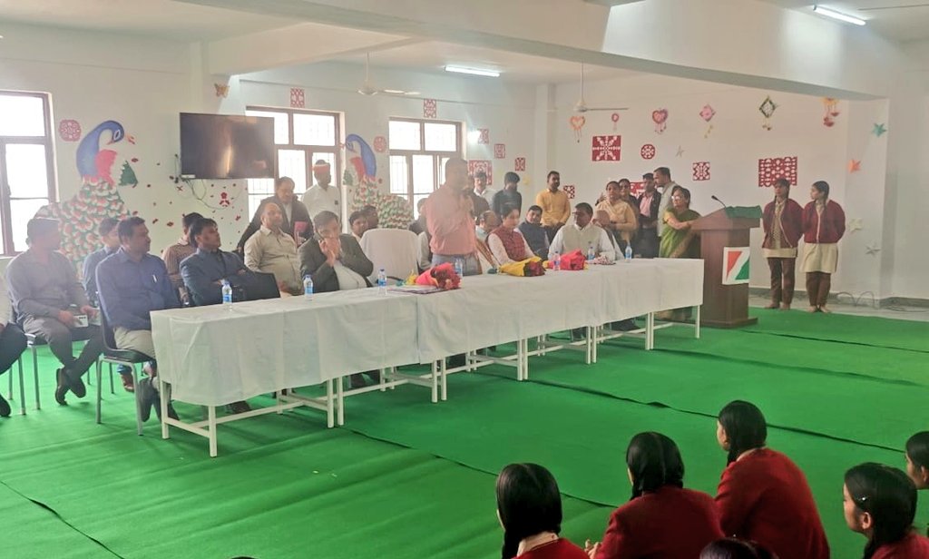 deo_lalitpur's tweet photo. अटल आवासीय विद्यालय की मण्डलीय अनुश्रवण समिति की बैठक में @CommissionerJha श्री बिमल कुमार दुबे ने वर्चुअल जुड़कर ने विद्यालय की व्यवस्थाओं की समीक्षा की और @DMLalitpur श्री सत्य प्रकाश ने विद्यालय का निरीक्षण कर पठन-पाठन सहित अन्य व्यवस्थाओं का जायजा लिया https://t.co/H4rMo3A310