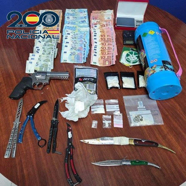 Detención  en Valencia de tres personas (dos hombres y una mujer) por su presunta implicación en tráfico de drogas en una vivienda del barrio de Ruzafa, donde se incautaron diversas drogas ... ARMAS BLANCAS y un REVÓLVER DETONADOR.
Felicitamos a los compañeros
 #ProfesiónDeRiesgo