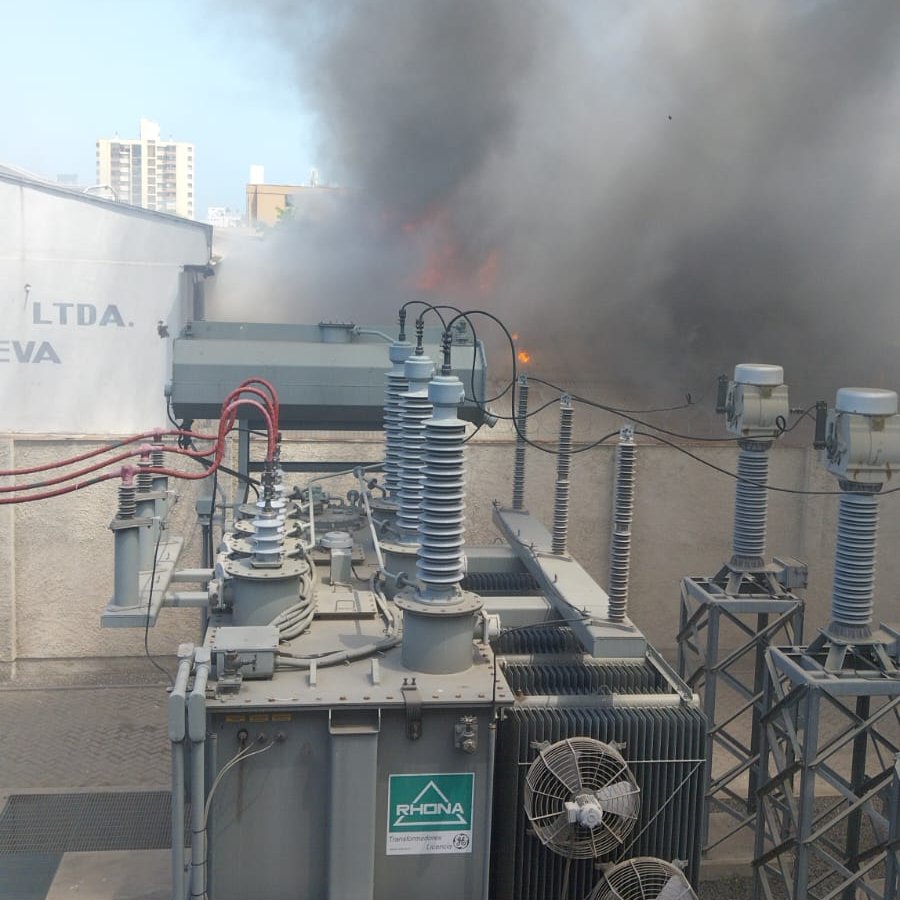 CGE_Clientes's tweet photo. Informamos a nuestros clientes de las comunas de #ViñadelMar y #Valparaíso, que la interrupción del suministro se debe a un incendio que afecta a instalaciones cercanas a la subestación eléctrica Marga Marga. Por este motivo se realizó, a petición de bomberos, la desconexión forzosa de las instalaciones afectando a los clientes de dichas comunas. Seguiremos informando.