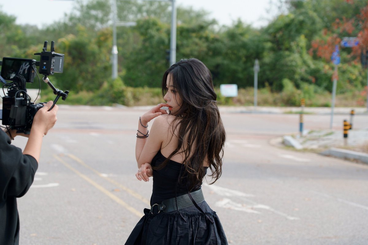 #HYEJU on CLASS:y's “Hitchhiking” BEHIND PHOTO 🖤