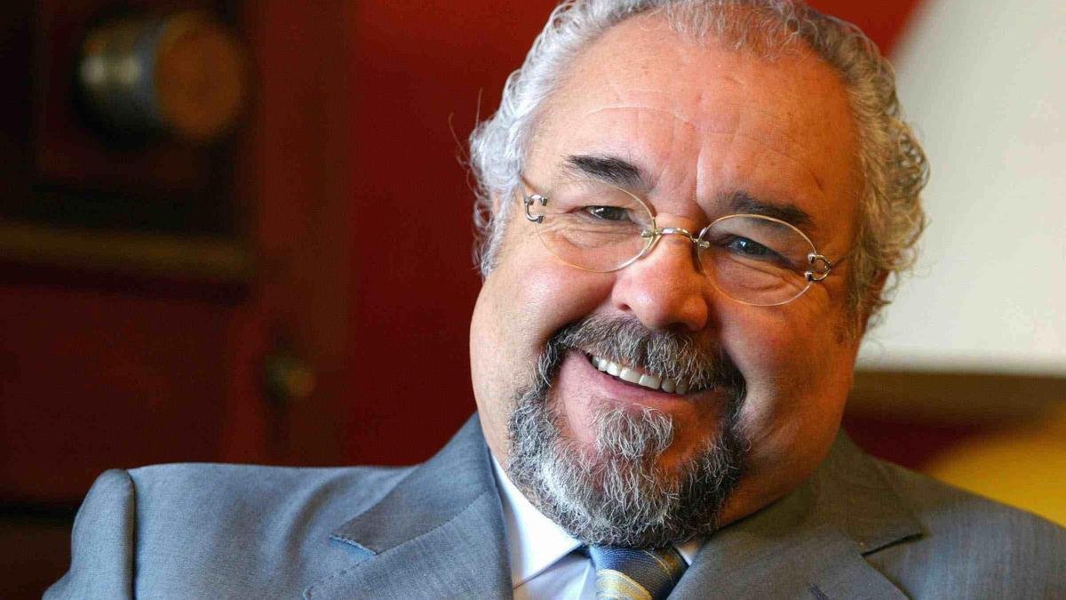 TerrorActo_'s tweet image. Ha muerto Julio Fernández, productor cinematográfico y presidente de Filmax.

A finales de los años noventa, fundó el mítico sello de cine fantástico Fantastic Factory juntó a Brian Yuzna.
En 2007 hizo despegar la franquicia [·REC], de Balagueró y Plaza.

Descanse en paz.