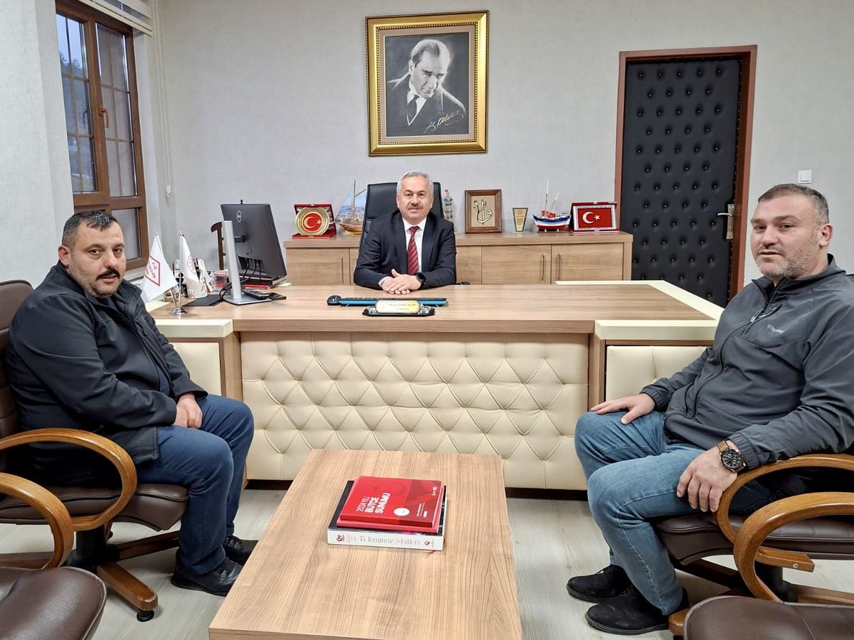 Cide ilçemizde ikamet eden kıymetli Gazimiz Ramazan Özçelik ve Ağabeyi Nadir Özçelik, İl Müdürümüz Harun Köksalan‘ı ziyaret ettiler. Nazik ziyaretlerinden dolayı Kahraman Gazimize teşekkür ederiz.