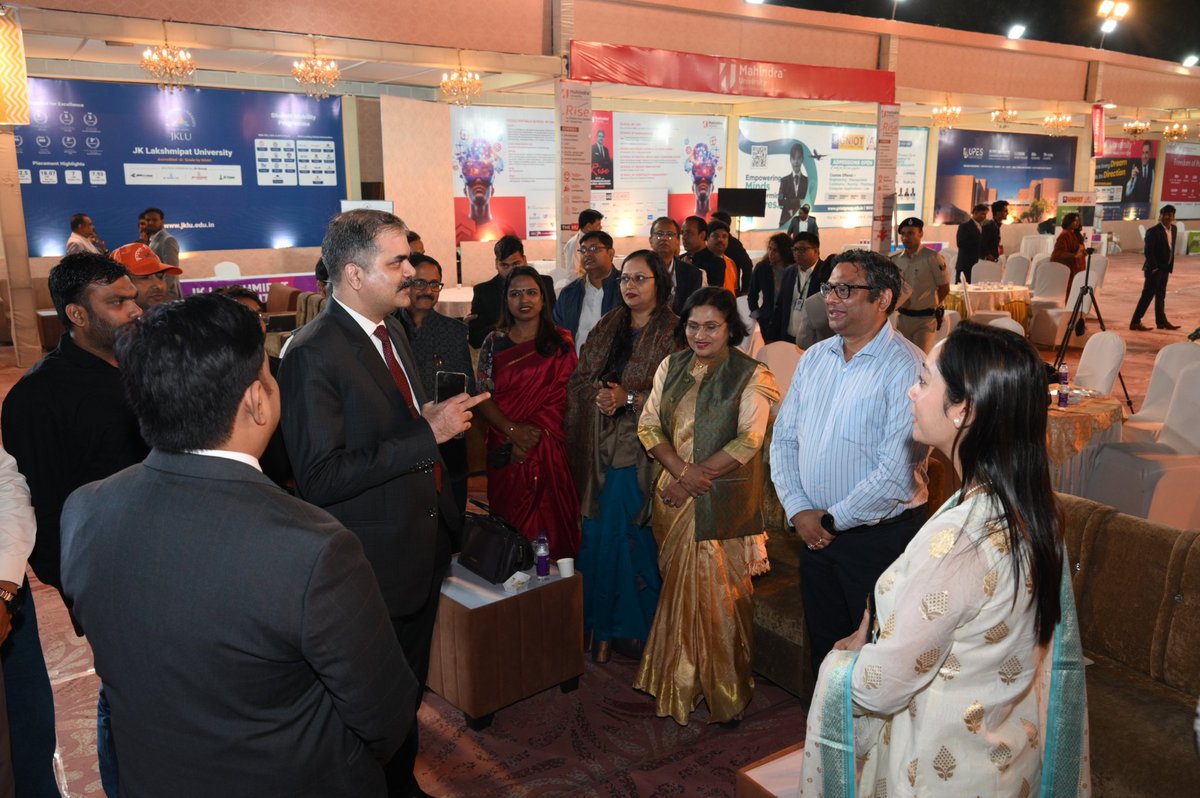 vikasvaibhavips's tweet image. #पटना के मौर्य होटल में बिहार के प्रमुख शिक्षाविदों के मध्य परस्पर विचार-विमर्श की श्रृंखला को प्रारंभ करने हेतु आयोजित &apos;मेगावर्स मेंटर्स मीट&apos; में मुख्य अतिथि सह वक्ता के रूप में आमंत्रित था । इस अवसर पर वरिष्ठ पत्रकार ज्योति मिश्र जी के साथ साक्षात्कार में मैंने बताया कि 2047 तक…