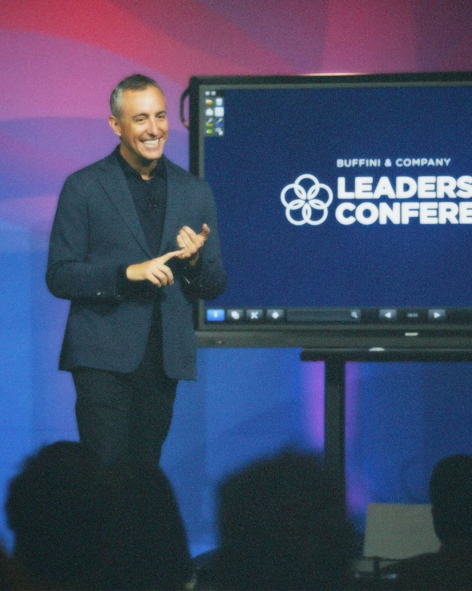 📸 Behind The Stage: <a href="/WillGuidara/">Will Guidara</a> speaking at the <a href="/buffiniandco/">Buffini & Company</a> Leadership Conference