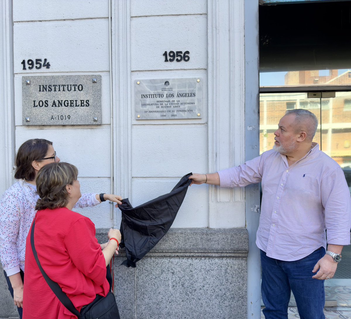 EdEspecial1's tweet photo. Hoy recibimos un reconocimiento de la Legislatura de la Ciudad Autónoma de Buenos Aires por los 35 años del Instituto Los Ángeles. https://t.co/IewN1qTRoE