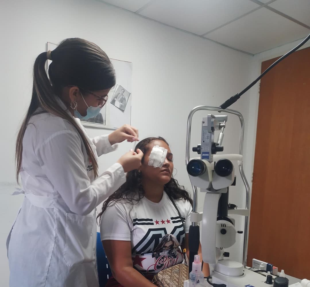 En el CDI Fuerte Tiuna, Parroquia El Valle, la Dra. Arlettis realizó con éxito la Oclusión de Ojo a un paciente con Erosión Corneal.

¡Expertos cubanos garantizando la salud visual en Distrito Capital! #CubaPorLaVida