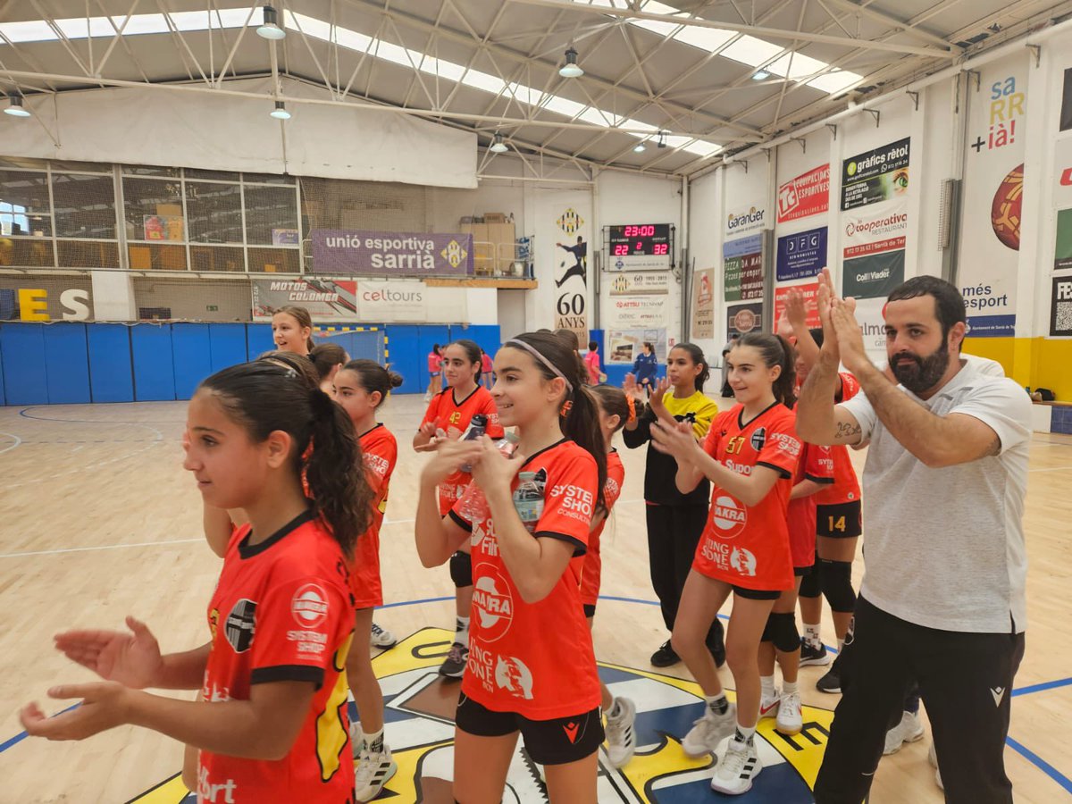 Victòria de l’Infantil Femení B a Sarrià de Ter.🙌 Ens en duem els dos punts d’una pista molt complicada després d’un excel·lent partit de les noies. Vamooos!!!🧡🖤🧡