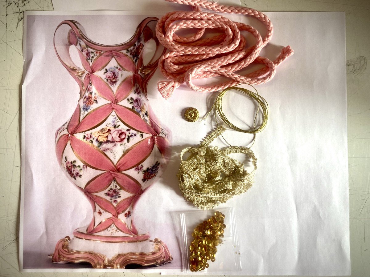 Les élèves de 1re STD2A sont lancés dans la course au #défilé !
Recherche textile pour explorer les matières, les couleurs et les textures, accompagnés par Morgane Crane, #styliste et #designer textile.

Objectif : créer une cape originale à présenter à la commission du défilé.