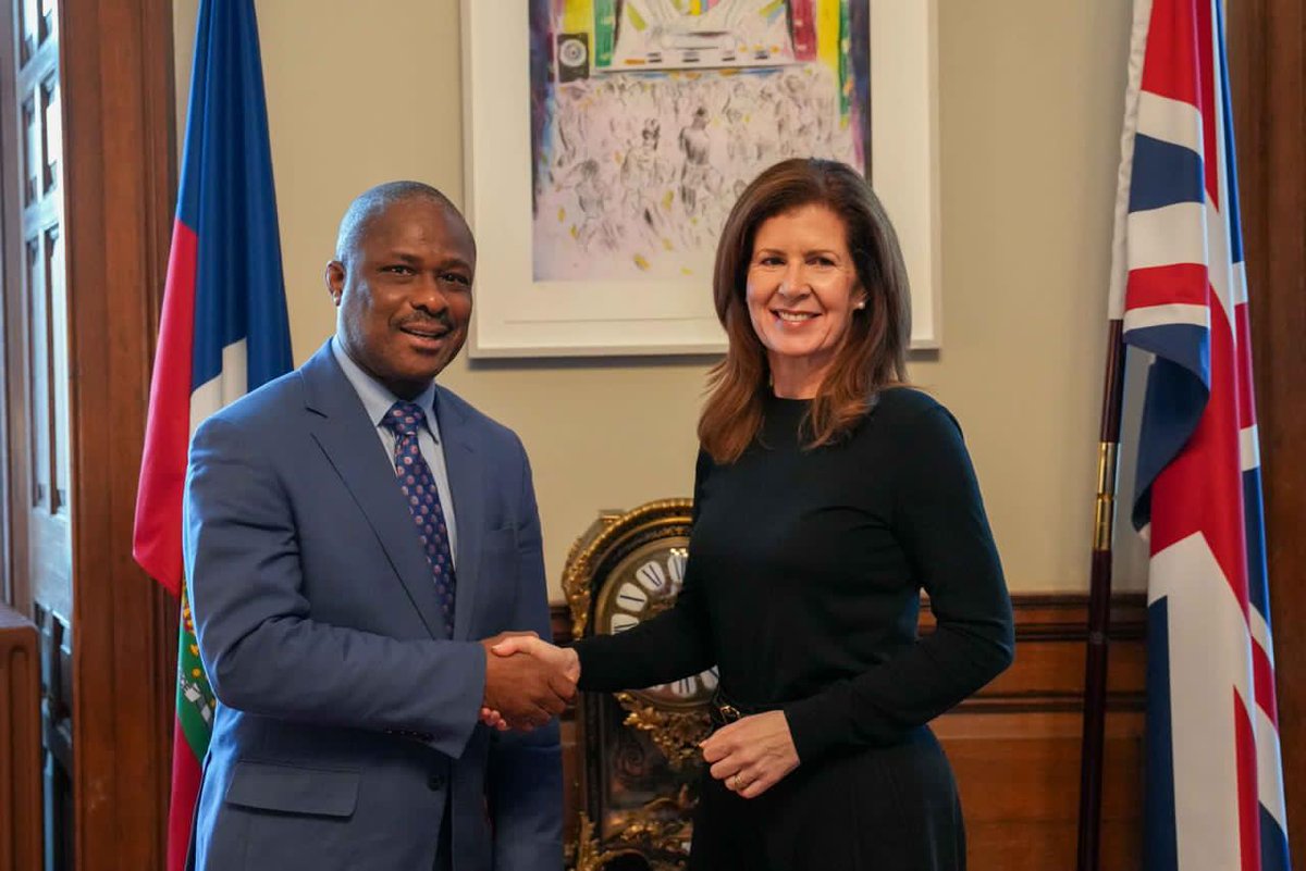 MAE_Haiti's tweet image. Le Chancelier haïtien, son Excellence Jean-Victor Harvel JEAN-BAPTISTE accompagné de l’Ambassadeur d’Haïti auprès de sa Majesté Britanique, Madame Anaise MANUEL a été reçu aujourd’hui 17 novembre par la Baronne Jenny CHAPMAN, Ministre d’État chargée du Développement…